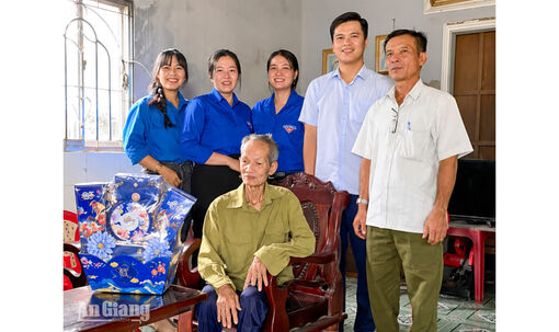 Xã Đông Hòa thăm hỏi 104 người có công dịp 27/7