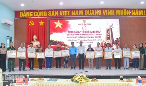 Xã Vĩnh Thuận trao 19 Bằng Tổ quốc ghi công cho thân nhân liệt sĩ