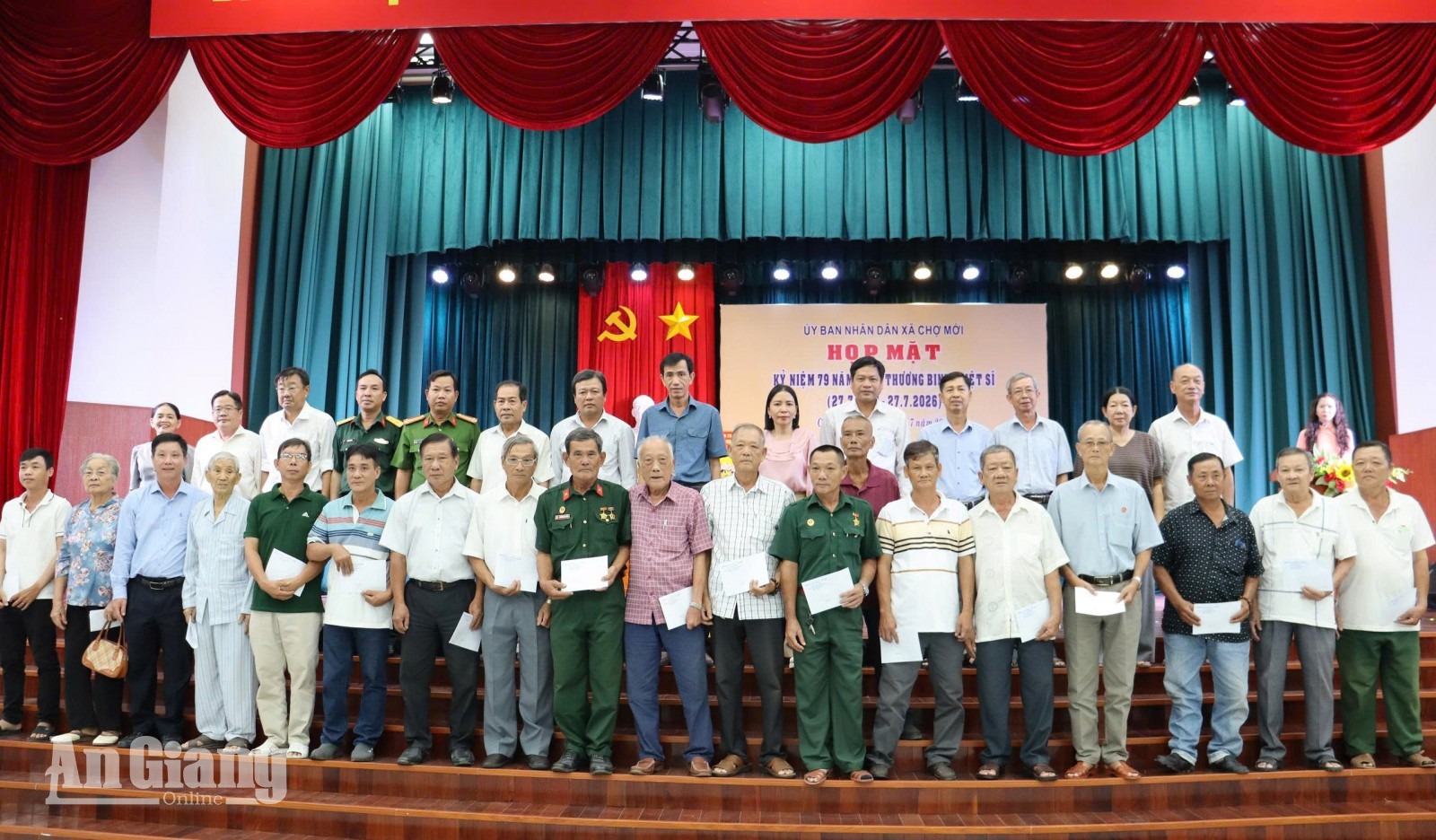 Chợ Mới trao quà tri ân gia đình chính sách, người có công