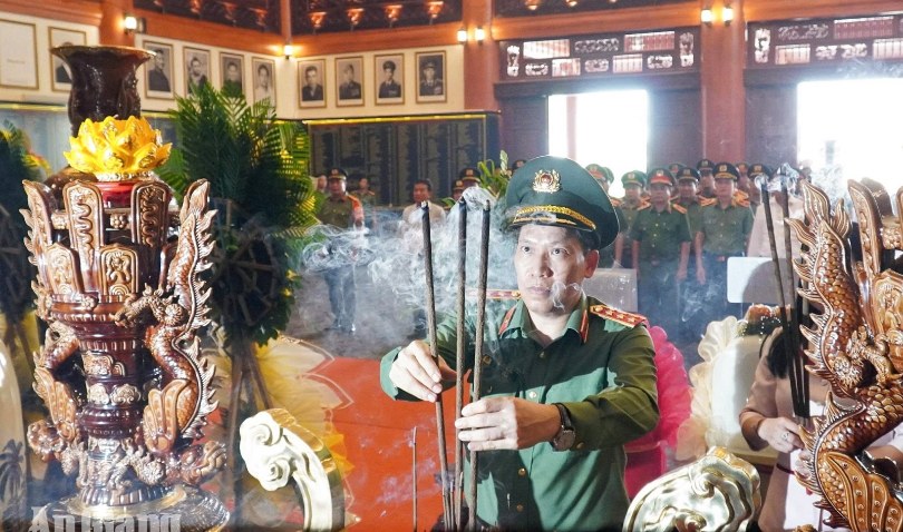 Thứ trưởng Bộ Công an Lê Văn Tuyến tri ân người có công tại An Giang