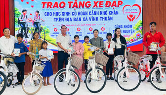 Xã Vĩnh Thuận trao 10 xe đạp cho học sinh khó khăn trước năm học mới
