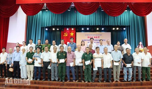Chợ Mới trao quà tri ân gia đình chính sách, người có công