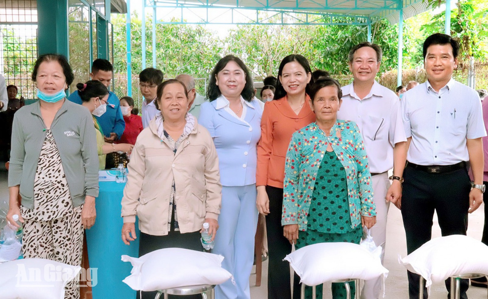 Khám bệnh, tặng quà cho hơn 200 người dân xã Long Kiến