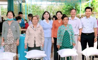 Khám bệnh, tặng quà cho hơn 200 người dân xã Long Kiến