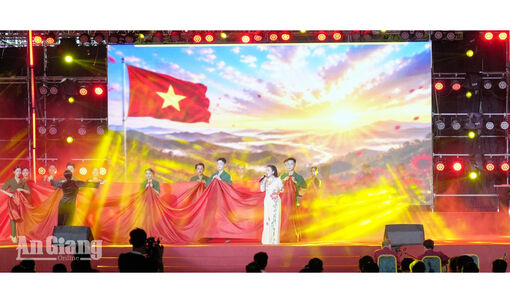 “Tiếng hò sông Hậu” lay động khán giả trong đêm tri ân Anh hùng liệt sĩ