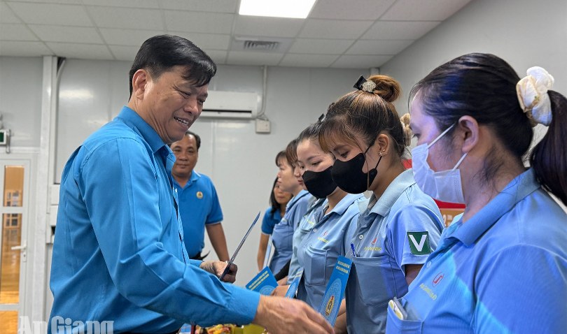 Chăm lo toàn diện đời sống đoàn viên, người lao động