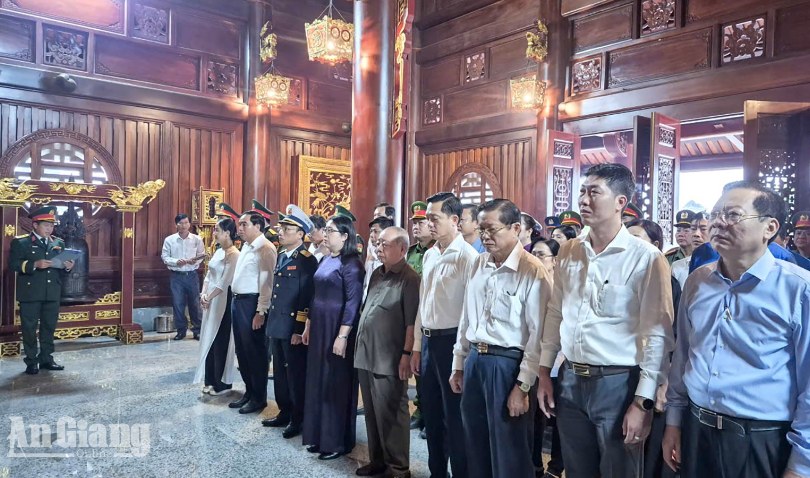 Dâng hoa, dâng hương tri ân Chủ tịch Hồ Chí Minh và các Anh hùng liệt sĩ tại Phú Quốc