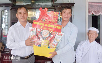 Lãnh đạo Sở Dân tộc và Tôn giáo tri ân người có công trong tôn giáo