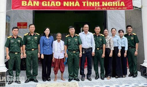 Trao nhà tình nghĩa cho gia đình chính sách xã Ô Lâm