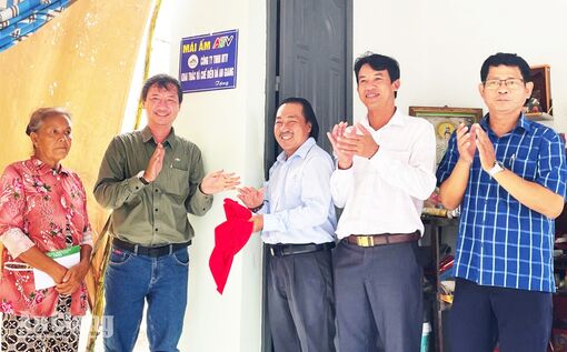 Báo và Phát thanh - Truyền hình An Giang trao 4 căn nhà Mái ấm ATV cho hộ khó khăn