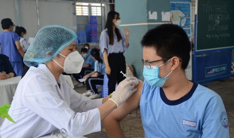 Con vào mầm non, lớp 1: Phụ huynh lưu ý gì về mũi tiêm vaccine bắt buộc?