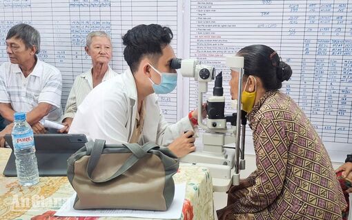 Khám mắt và cấp phát thuốc miễn phí cho 600 người dân xã Nhơn Mỹ