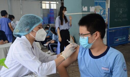 Con vào mầm non, lớp 1: Phụ huynh lưu ý gì về mũi tiêm vaccine bắt buộc?