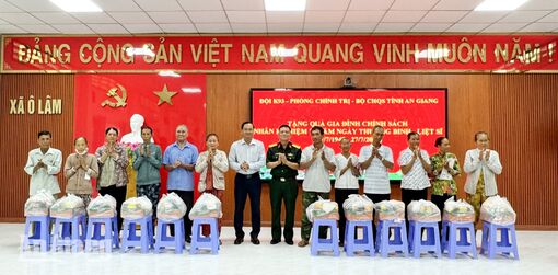 Đội K93 trao 50 phần quà, kêu gọi cung cấp thông tin tìm kiếm hài cốt liệt sĩ