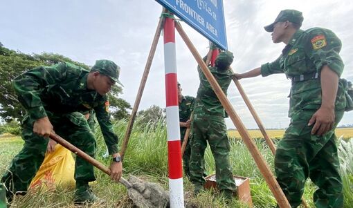 Đồn Biên phòng Nhơn Hưng cắm 15 biển báo khu vực biên giới theo địa giới hành chính mới