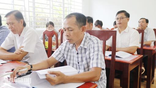 Bồi dưỡng kiến thức dân tộc tại hai xã Châu Phong và Vĩnh Hậu