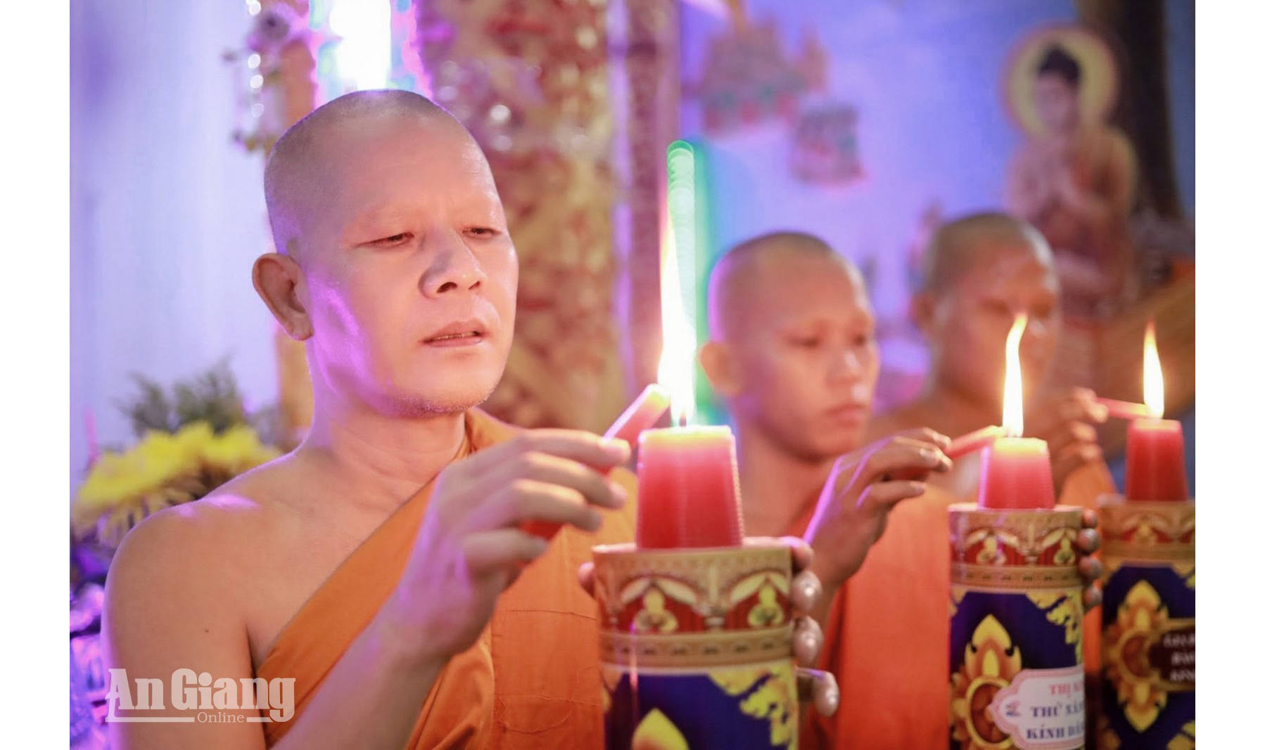 Đèn cầy hạ thắp sáng niềm tin mùa an cư kiết hạ
