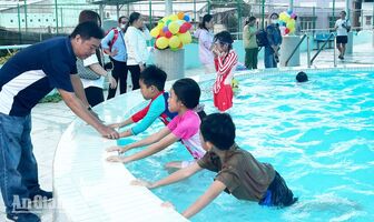 Phổ cập bơi để giảm đuối nước