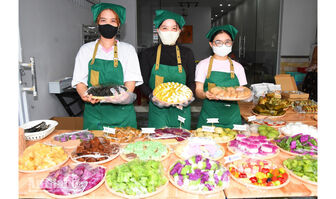 Thưởng thức bánh dân gian tự chọn
