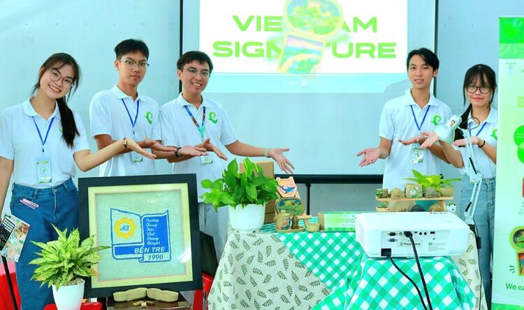 Học sinh biến mụn dừa, bã cà phê thành sản phẩm xanh