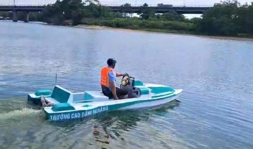 Thầy trò chế tạo thuyền cứu hộ vừa chạy trên cạn vừa lội nước