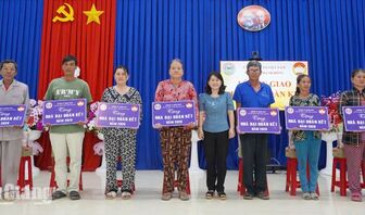 Xã Bình Thạnh Đông trao 7 căn nhà đại đoàn kết