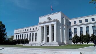 Fed giữ nguyên lãi suất giữa áp lực lạm phát kéo dài