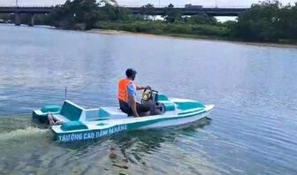 Thầy trò chế tạo thuyền cứu hộ vừa chạy trên cạn vừa lội nước