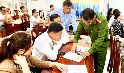 Tuyên truyền nhận diện giấy tờ giả, phòng ngừa tội phạm tại xã Tri Tôn