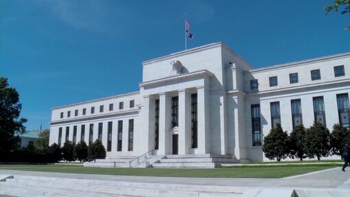 Fed giữ nguyên lãi suất giữa áp lực lạm phát kéo dài
