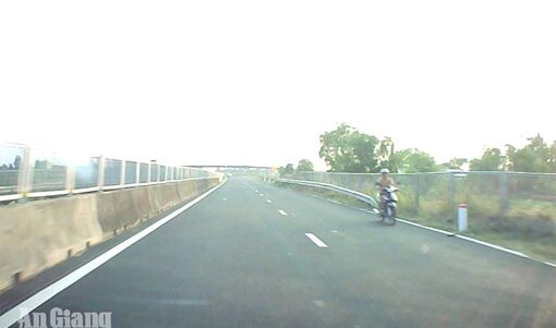 Hiểm họa từ xe gắn máy trên tuyến Lộ Tẻ - Rạch Sỏi
