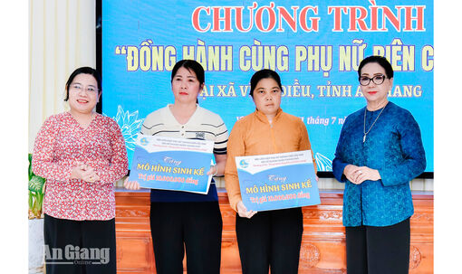Trao 110 triệu đồng hỗ trợ phụ nữ, học sinh vùng biên Vĩnh Điều