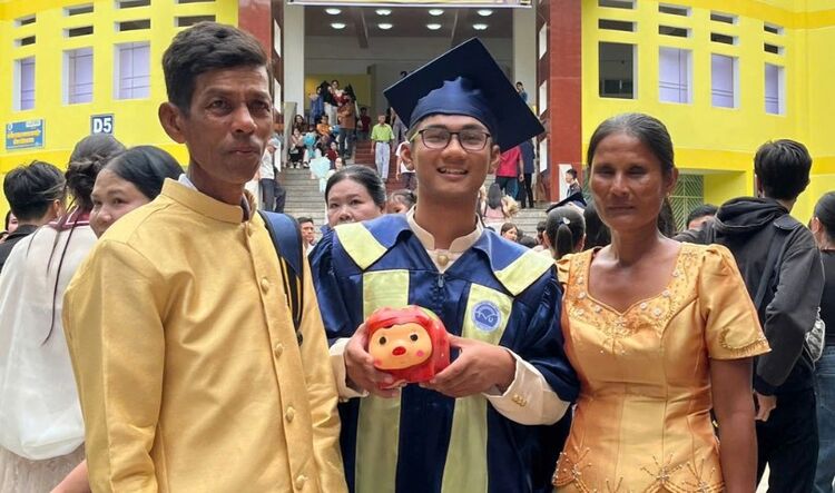 Bí mật phía sau con lợn đất ngày tốt nghiệp của chàng trai Khmer