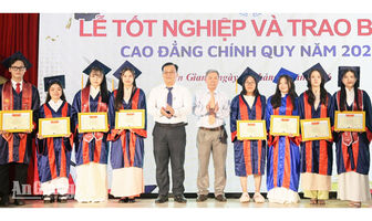 Trường Cao đẳng Y tế Kiên Giang trao bằng cho 437 tân cử nhân, kỹ thuật viên y tế