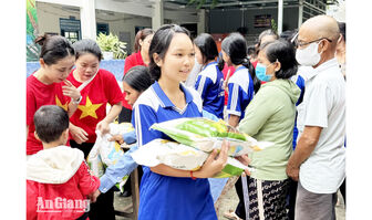 Trao 500 phần quà cho học sinh, hộ khó khăn ở xã Ô Lâm