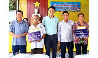 Xã Óc Eo và Tây Phú trao 50 căn nhà Đại đoàn kết