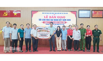 Xã Tân Hội trao 50 căn nhà Đại đoàn kết