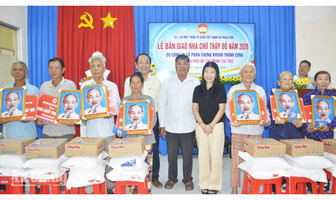 Xã Thoại Sơn trao 28 căn nhà Chữ thập đỏ