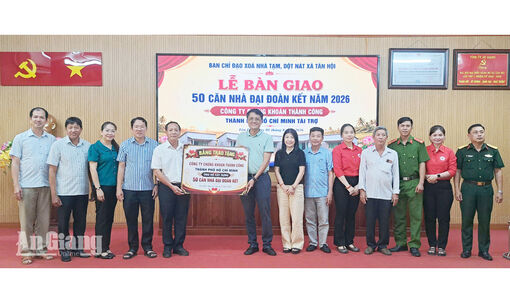 Xã Tân Hội trao 50 căn nhà Đại đoàn kết