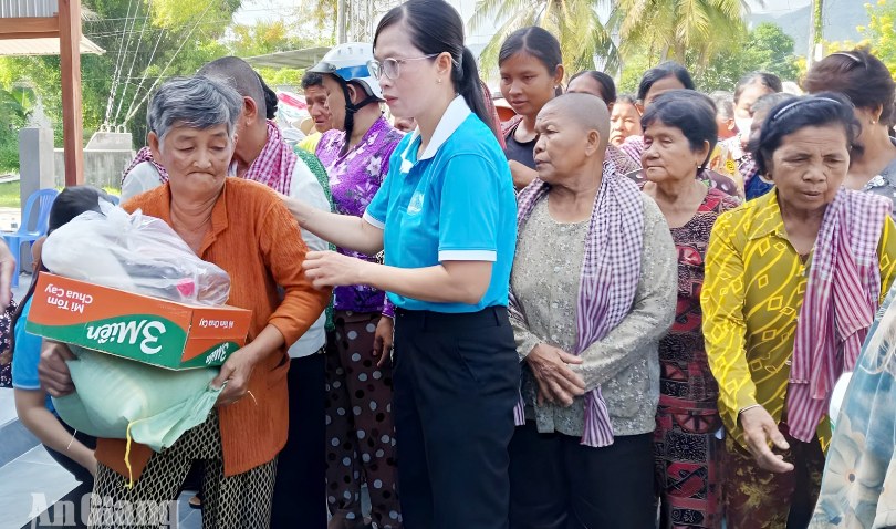 Trao 200 phần quà người dân xã An Cư