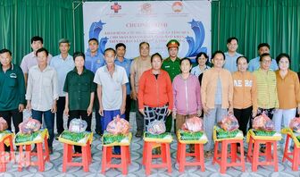 Khám bệnh miễn phí và tặng quà cho 400 người dân xã Vĩnh Điều