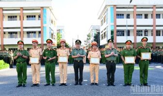 Đồng Tháp: Khen thưởng Tổ công tác bắt giữ đối tượng giả danh công an