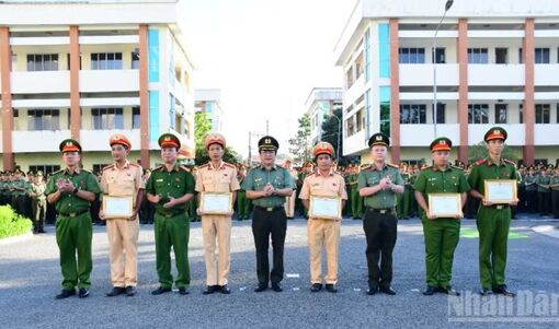 Đồng Tháp: Khen thưởng Tổ công tác bắt giữ đối tượng giả danh công an