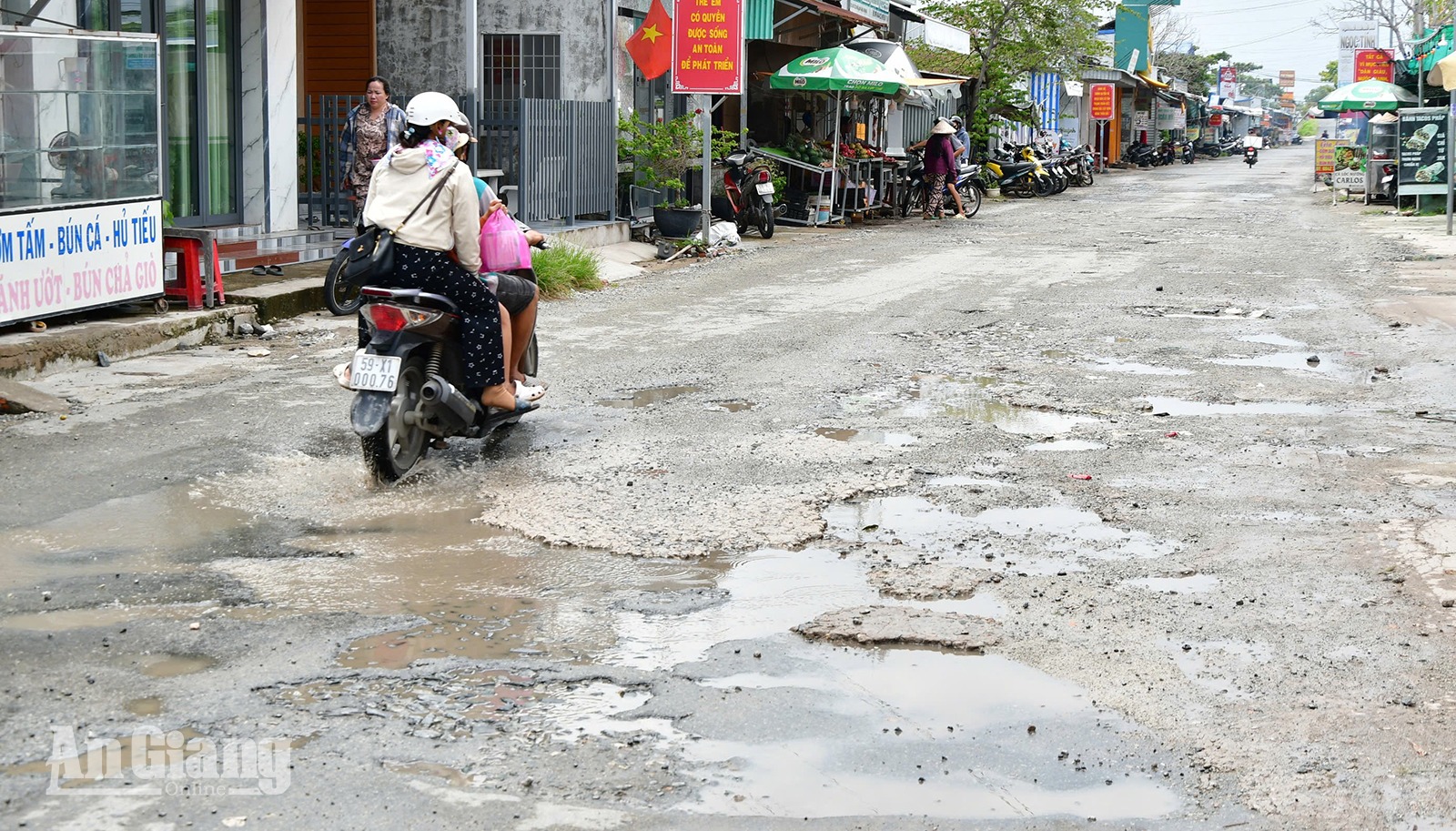 Đường 968 xuống cấp, người dân xã Tân Thạnh lo lắng