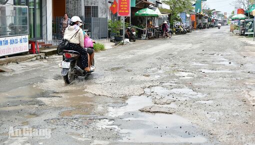 Đường 968 xuống cấp, người dân xã Tân Thạnh lo lắng