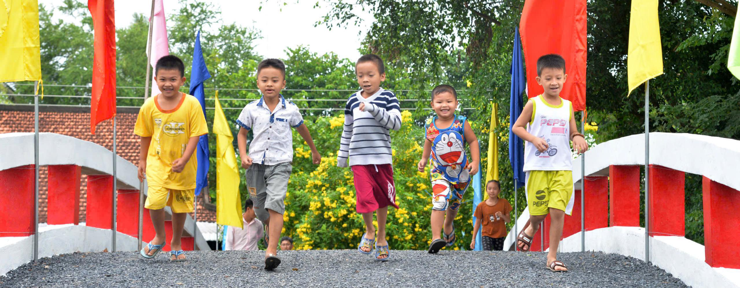 Trẻ em ở xã Mỹ Hòa Hưng. Ảnh: LÊ TRUNG HIẾU