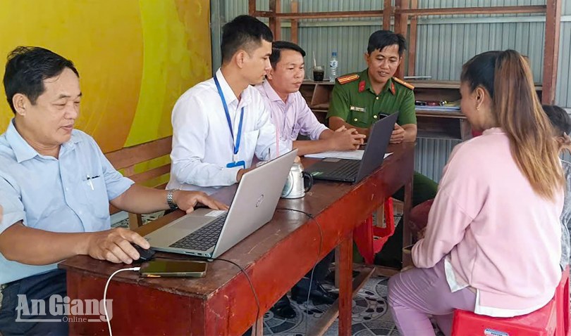 Xã Óc Eo mở "Tuần lễ dịch vụ công trực tuyến", hỗ trợ người dân làm thủ tục tại ấp