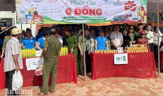 Trao 300 phần quà tại "Phiên chợ 0 đồng" xã Nhơn Mỹ