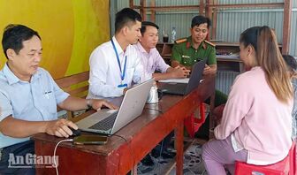 Xã Óc Eo mở "Tuần lễ dịch vụ công trực tuyến", hỗ trợ người dân làm thủ tục tại ấp