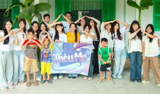 Trao quà, trao cả những nụ cười